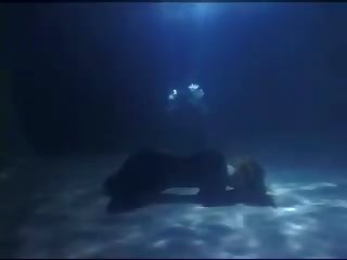 Sub apa x evaluat clamă captiv 1
