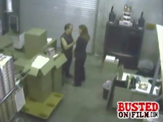 Warehouse কর্মী পায় busted পেয়ে তার cocked চুষা