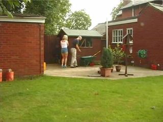 Βρετανικό σύζυγος δίνει ένα τσιμπούκι σε ο κήπος βίντεο