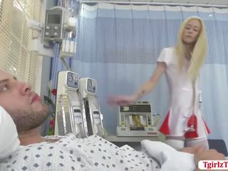 Blond shemale meditsiiniõde jenna gargles slurps ja fucks patsientidel peter